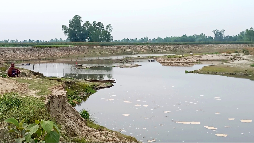ঘোড়াঘাটে বালুখেকোদের দৌরাত্ম্যে হুমকির মুখে বসতবাড়ি-ফসলি জমি ঘোড়াঘাটে বালুখেকোদের দৌরাত্ম্যে হুমকির মুখে বসতবাড়ি-ফসলি জমি