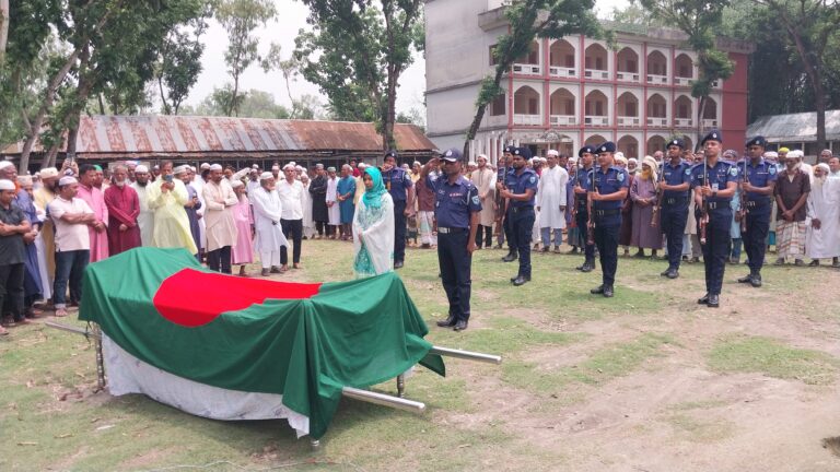 ফুলবাড়ীতে রাষ্ট্রীয় মর্যাদায় বীর মুক্তিযোদ্ধা দেলোয়ার হোসেন ব্যাপারীর দাফন সম্পন্ন 