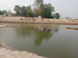 পীরগঞ্জে করতোয়া নদীর ব্লক ঘেঁষে বালু উত্তোলন “হুমকির মুখে নদীর পাড়, মসজিদ ও ঘরবাড়ি “