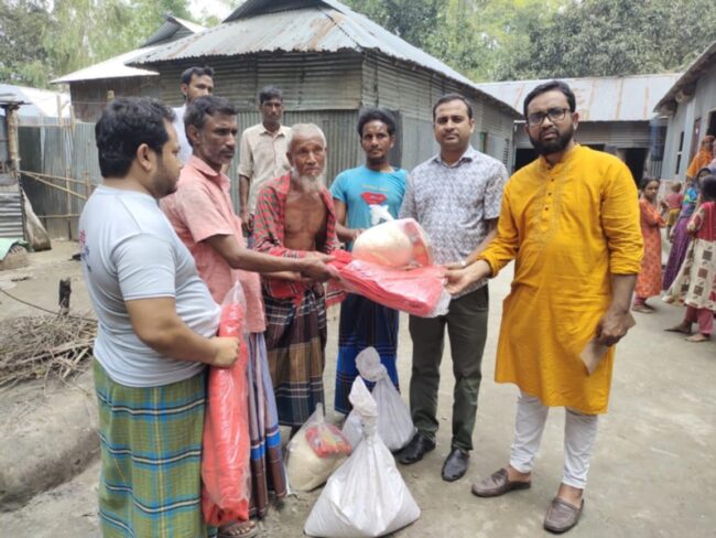 রাজারহাটে অগ্নিকাণ্ডে ক্ষতিগ্রস্ত পরিবারে উপজেলা প্রশাসনের সহায়তা প্রদান 