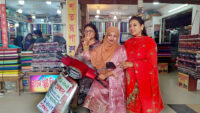 নড়াইলে মুস্তারী কমপ্লেক্সের প্রথম পুরস্কার মোটরসাইকেল পেলেন এক গৃহিণী