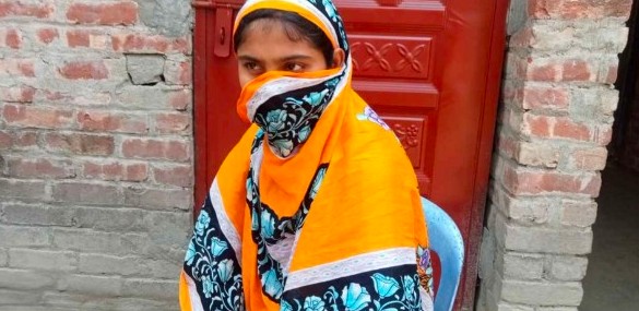 বিয়ের প্রলোভনে স্বামীকে তালাক দেওয়ার পর এখন সেই প্রেমিকের বাড়িতে বিয়ের দাবিতে অনশন করছেন