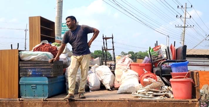 সান্তাহারে হা-মীম পেট্রোল পাম্পের মালিকের গোডাউন থেকেই বাসার লুট হওয়া মালামাল উদ্ধার সান্তাহারে হা-মীম পেট্রোল পাম্পের মালিকের গোডাউন থেকেই বাসার লুট হওয়া মালামাল উদ্ধার