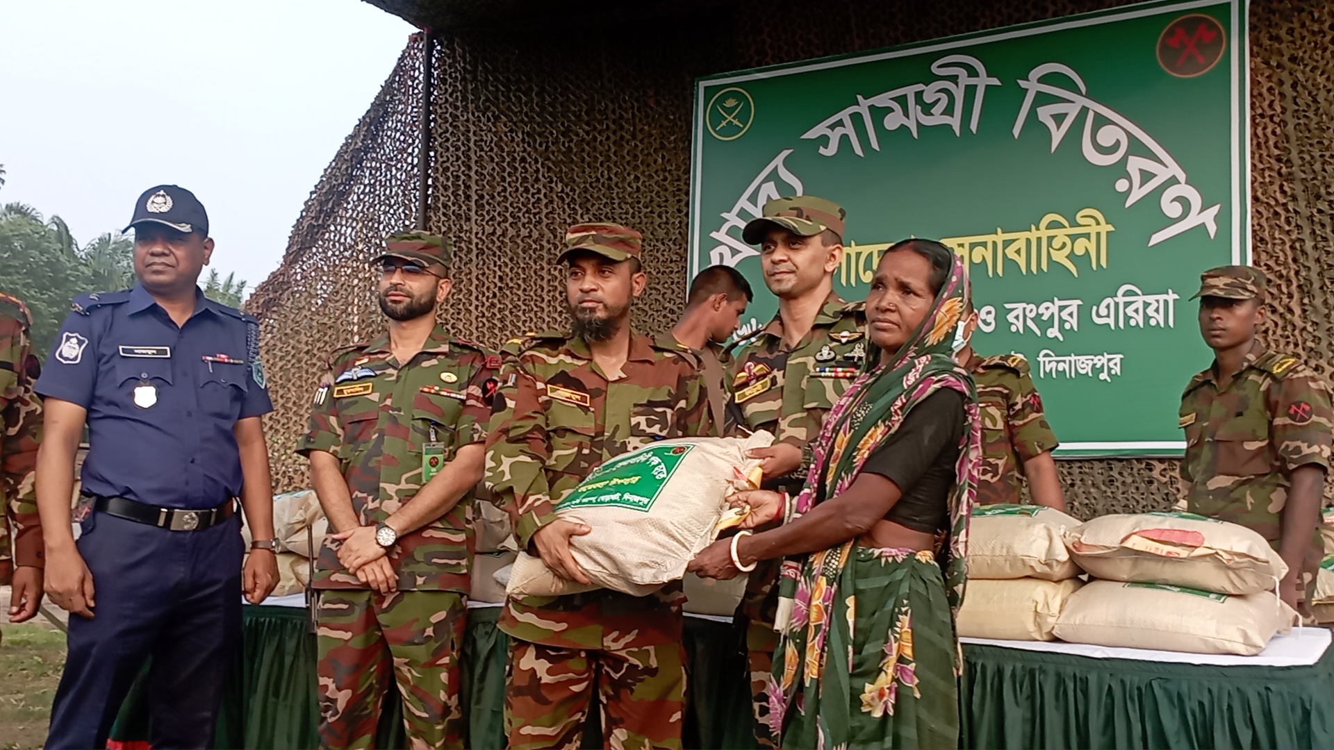 ঘোড়াঘাটে বিনামূল্যে চিকিৎসা সেবা, ওষুধ ও ত্রাণ বিতরণ করল সেনাবাহিনী ঘোড়াঘাটে বিনামূল্যে চিকিৎসা সেবা, ওষুধ ও ত্রাণ বিতরণ করল সেনাবাহিনী