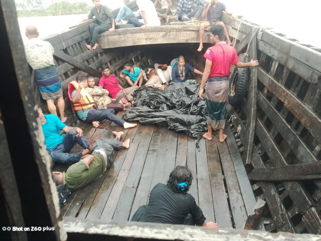 হাতিয়ার মেঘনা নদীতে ৩৯ যাত্রী নিয়ে ট্রলার ডুবি, নিখোঁজ ৭ হাতিয়ার মেঘনা নদীতে ৩৯ যাত্রী নিয়ে ট্রলার ডুবি, নিখোঁজ ৭
