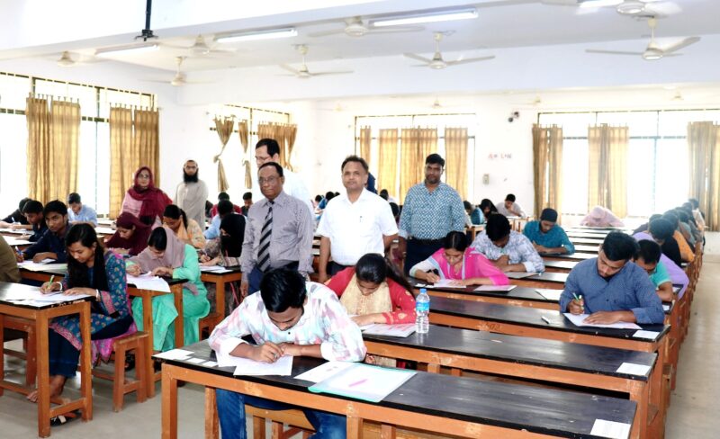 হাবিপ্রবির নিজস্ব ব্যবস্থাপনায় সুষ্ঠ ও উৎসবমুখর পরিবেশে স্নাতক পর্যায়ের ভর্তি পরীক্ষা শুরু