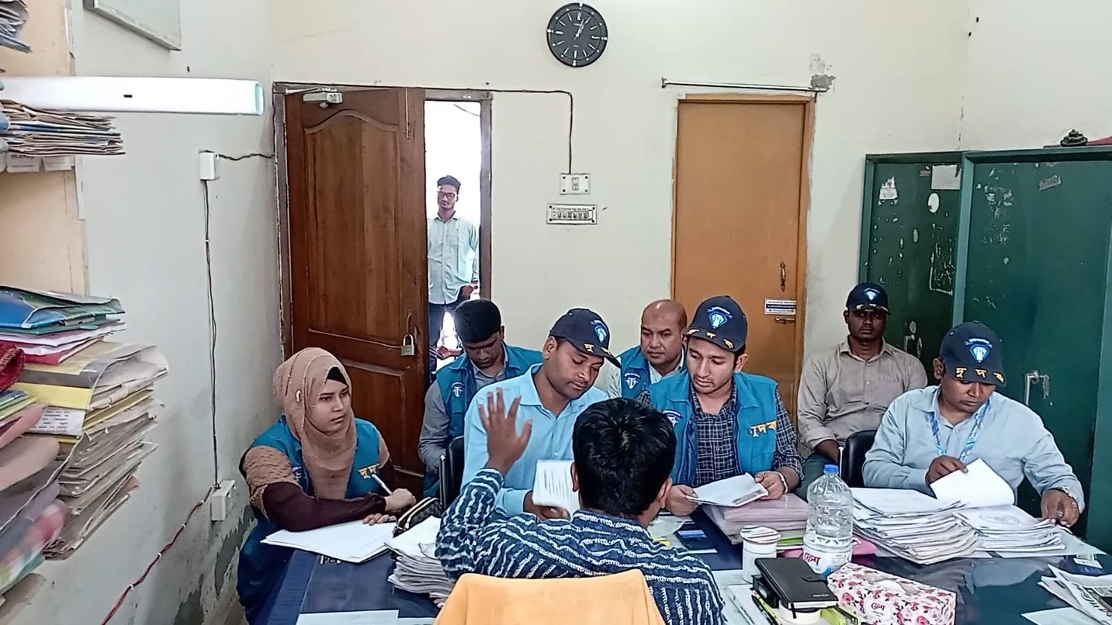 দিনাজপুর বিআরটিএ অফিসে দুদকের অভিযান, গ্রেপ্তার ২ দিনাজপুর বিআরটিএ অফিসে দুদকের অভিযান, গ্রেপ্তার ২