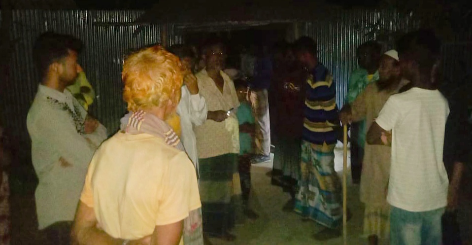 ঘোড়াঘাটে আম কুড়াতে গিয়ে খামারে দেওয়া তারে জড়িয়ে শিশুর মৃত্যু ঘোড়াঘাটে আম কুড়াতে গিয়ে খামারে দেওয়া তারে জড়িয়ে শিশুর মৃত্যু