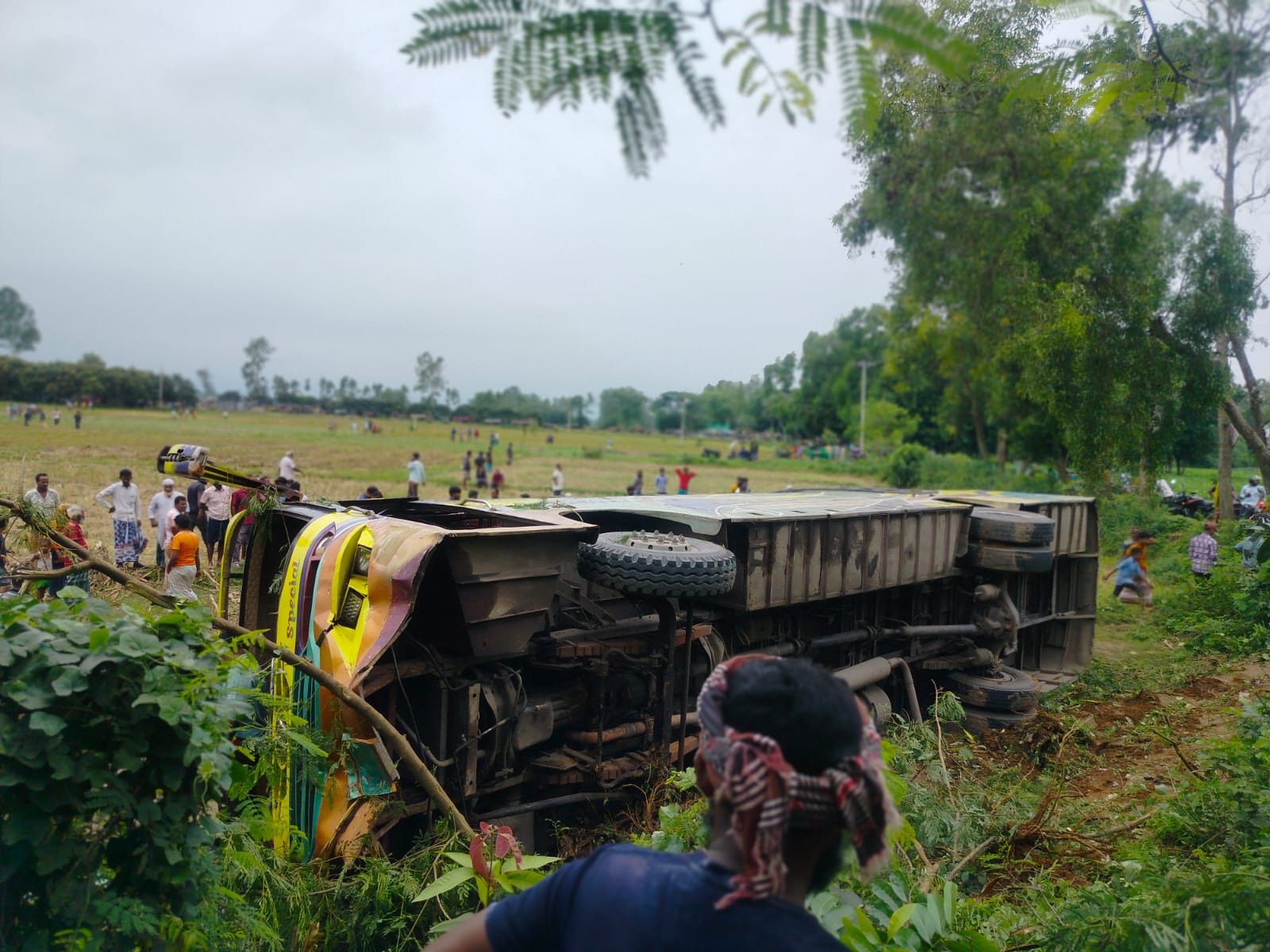 ঘোড়াঘাটে দুই বাসের প্রতিযোগিতায় প্রাণ গেল ভ্যান চালকের ঘোড়াঘাটে দুই বাসের প্রতিযোগিতায় প্রাণ গেল ভ্যান চালকের