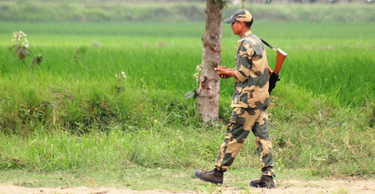 পাক-ভারত অস্হিরতা বাংলাদেশ সীমান্তে নিরাপত্তা ও নজরদারী জোড়দার করেছে ভারতীয় সীমান্ত রক্ষাবাহিনী বি এস এফ। পাক-ভারত অস্হিরতা বাংলাদেশ সীমান্তে নিরাপত্তা ও নজরদারী জোড়দার করেছে ভারতীয় সীমান্ত রক্ষাবাহিনী বি এস এফ।