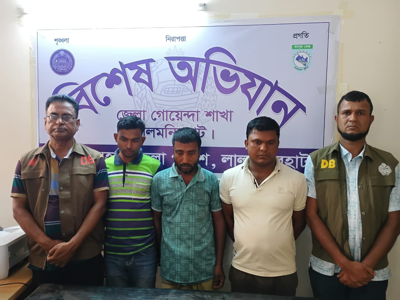 লালমনিরহাটে ইজিবাইক চোর চক্রের ৩ সদস্য গ্রেফতার লালমনিরহাটে ইজিবাইক চোর চক্রের ৩ সদস্য গ্রেফতার