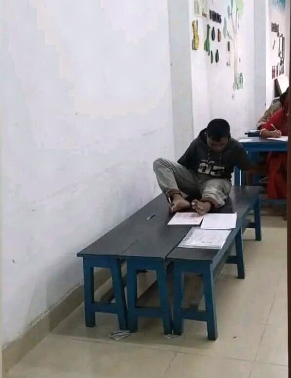 পা দিয়ে লিখে হাবিপ্রবি’র বি ইউনিটে ১৯২ তম মানিক রহমান। পা দিয়ে লিখে হাবিপ্রবি’র বি ইউনিটে ১৯২ তম মানিক রহমান।