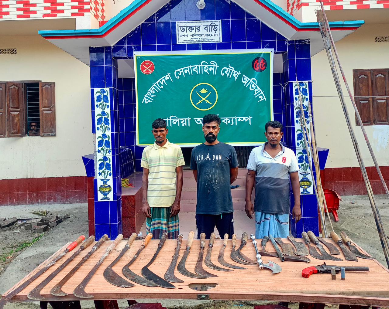 কালিয়ায় সেনাবাহিনীর অভিযানে অস্ত্রসহ আটক ৩ কালিয়ায় সেনাবাহিনীর অভিযানে অস্ত্রসহ আটক ৩