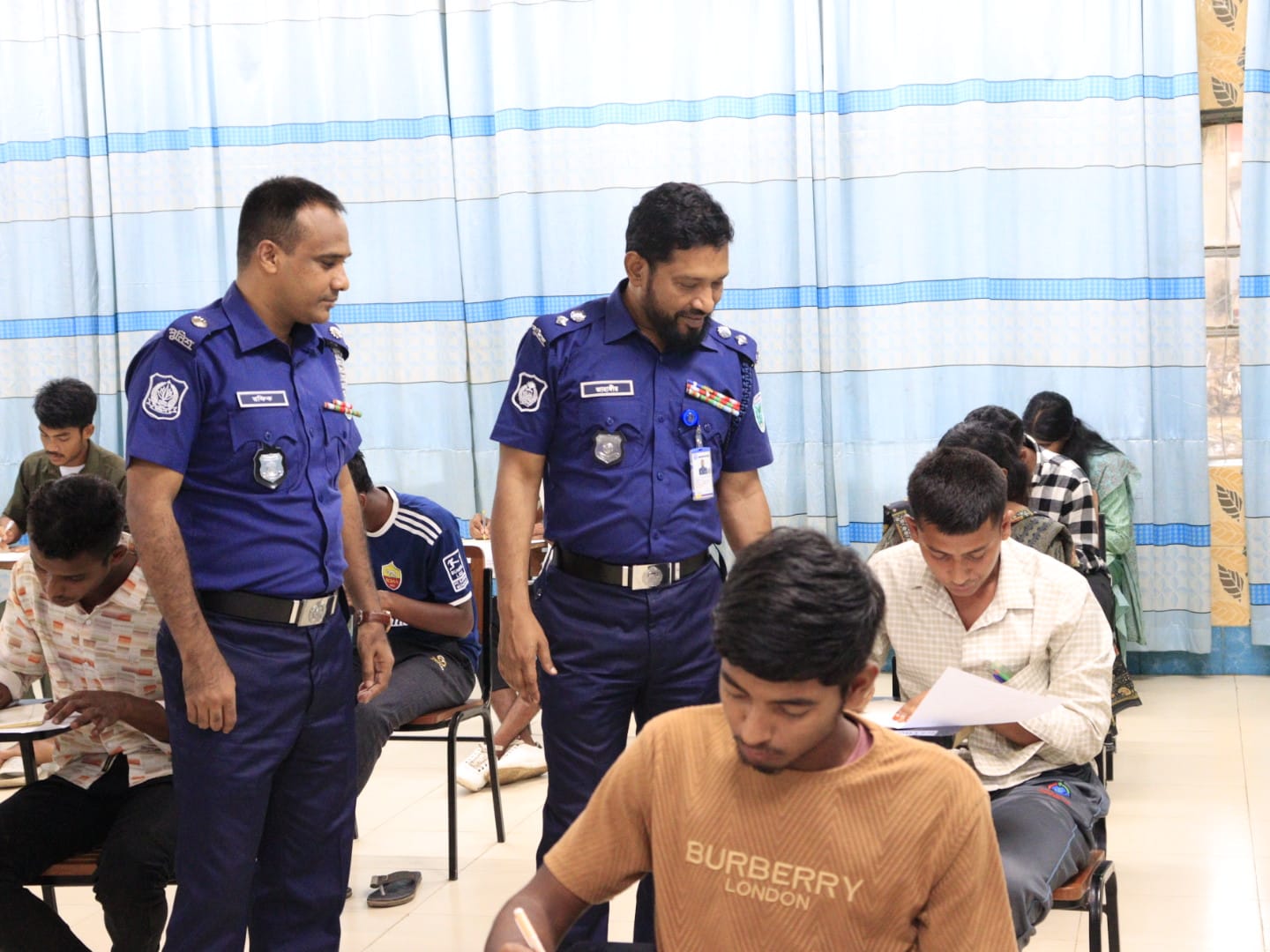 মৌলভীবাজারে পুলিশের কনস্টেবল নিয়েগে লিখিত পরীক্ষা অনুষ্টিত মৌলভীবাজারে পুলিশের কনস্টেবল নিয়েগে লিখিত পরীক্ষা অনুষ্টিত