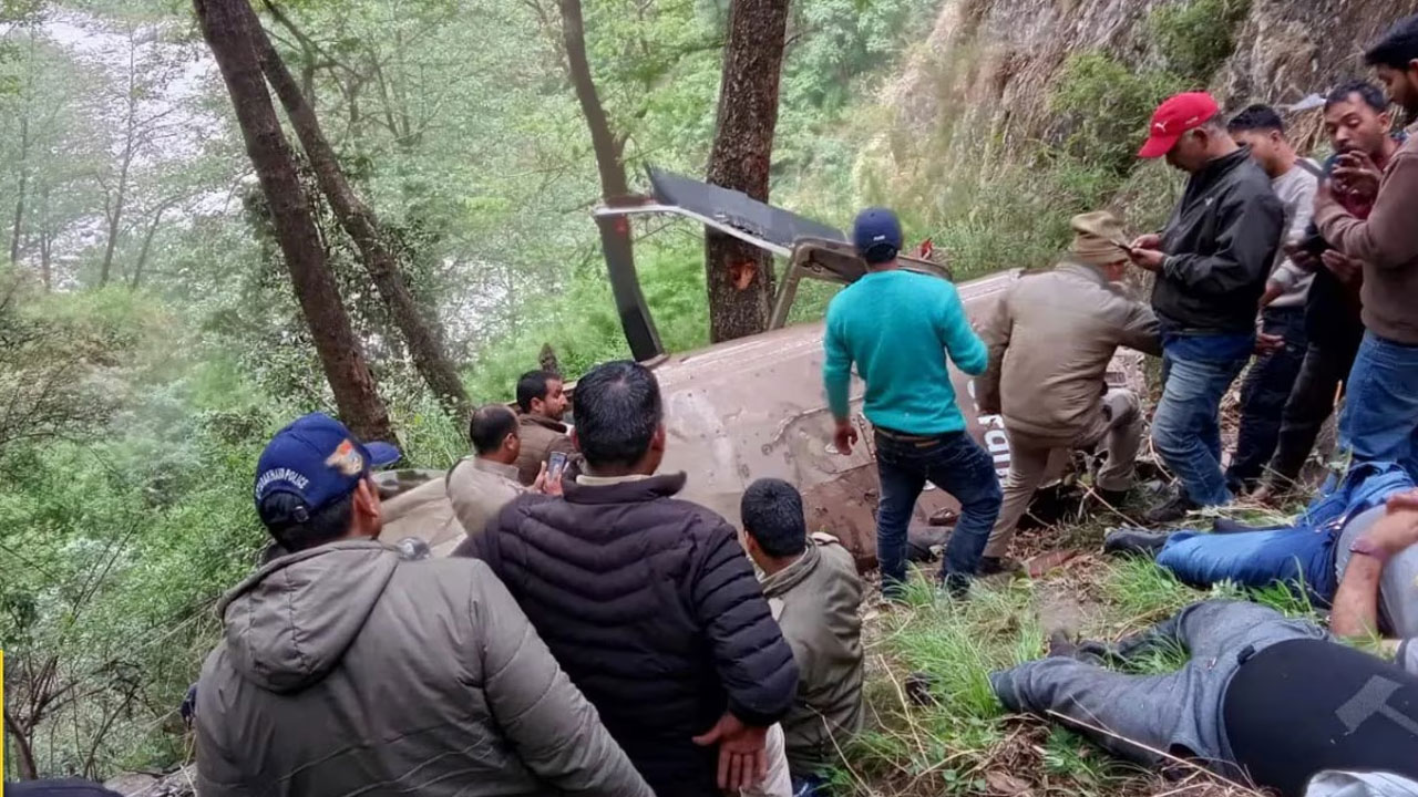 ভারতে সাতসকালে হঠাৎ হেলিকপ্টার বিধ্বস্ত, নিহত ৪ ভারতে সাতসকালে হঠাৎ হেলিকপ্টার বিধ্বস্ত, নিহত ৪