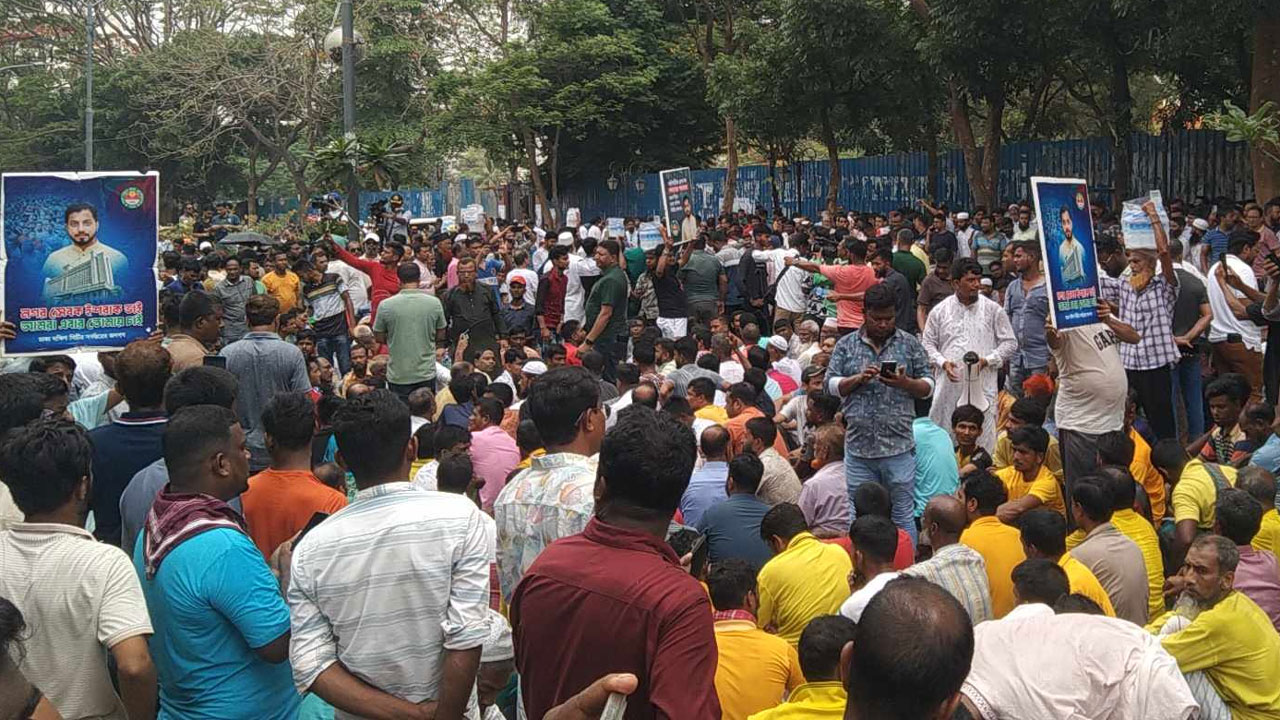 ইশরাককে মেয়র পদে বসানোর দাবিতে ২য় দিনের মতো অবস্থান, সড়ক বন্ধ ইশরাককে মেয়র পদে বসানোর দাবিতে ২য় দিনের মতো অবস্থান, সড়ক বন্ধ