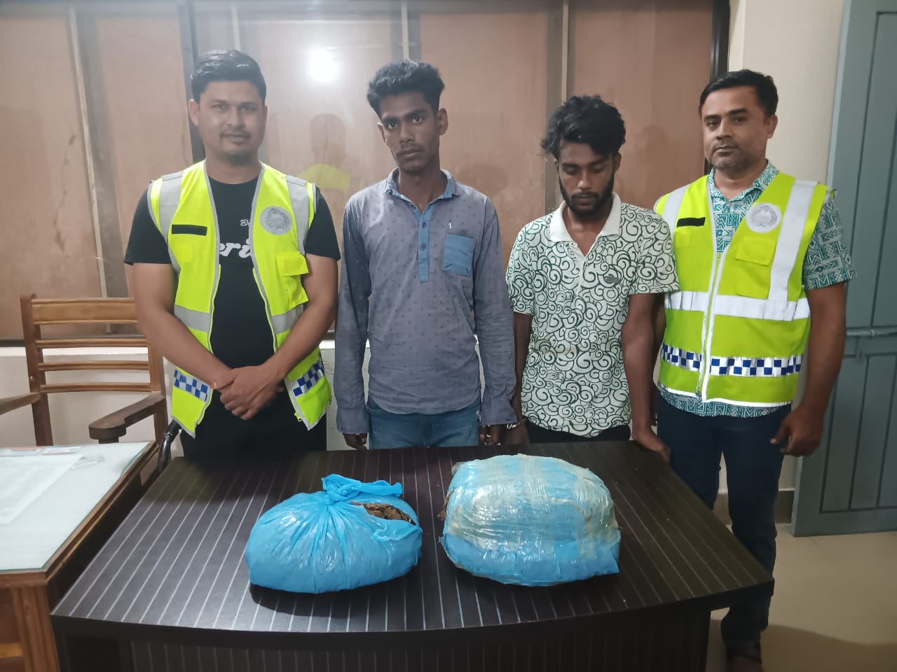 মৌলভীবাজারে ফাঁড়ি পুলিশের অভিযানে ৩ কেজি গাজা উদ্ধার, আটক ২ মৌলভীবাজারে ফাঁড়ি পুলিশের অভিযানে ৩ কেজি গাজা উদ্ধার, আটক ২