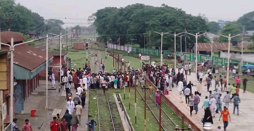 পার্বতীপুরে চলন্ত ট্রেনের ছাদ থেকে পড়ে মৃত্যু পার্বতীপুরে চলন্ত ট্রেনের ছাদ থেকে পড়ে মৃত্যু