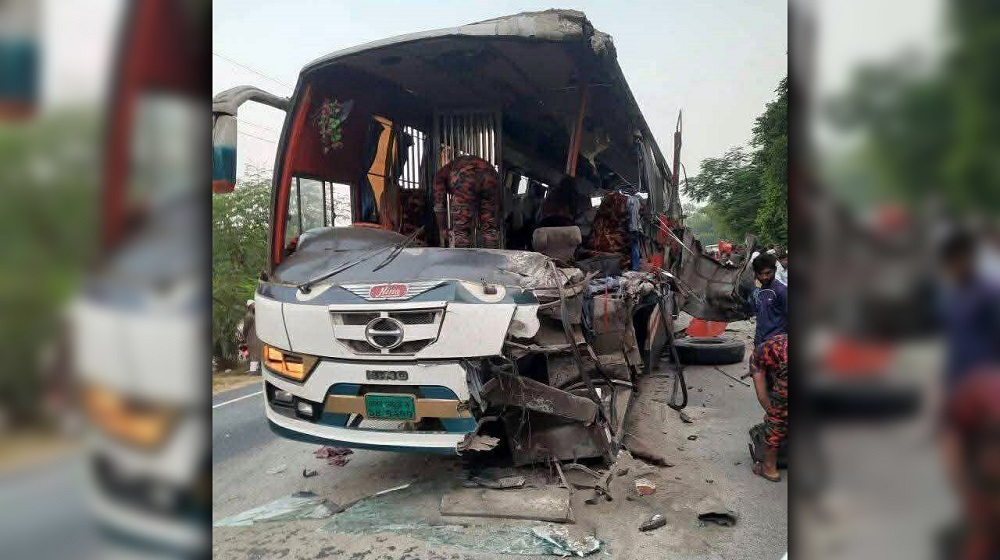 দিনাজপুরে যাত্রীবাহী কোচ-ট্রাক সংঘর্ষে নিহত ৫, আহত ১৫ দিনাজপুরে যাত্রীবাহী কোচ-ট্রাক সংঘর্ষে নিহত ৫, আহত ১৫